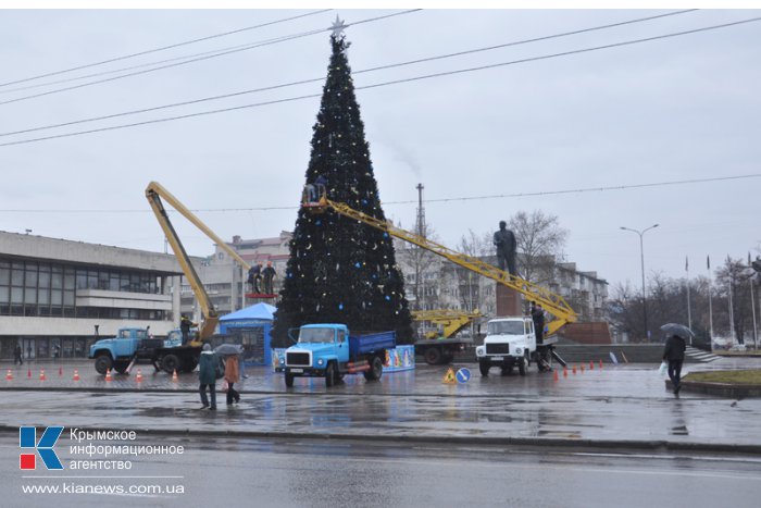 В Симферополе разбирают новогодние елки