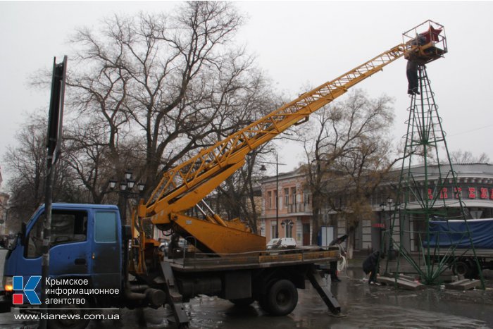 В Симферополе разбирают новогодние елки