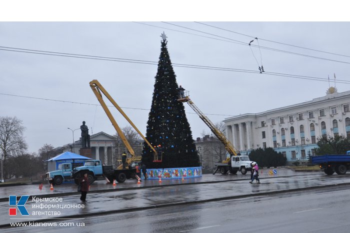 В Симферополе разбирают новогодние елки