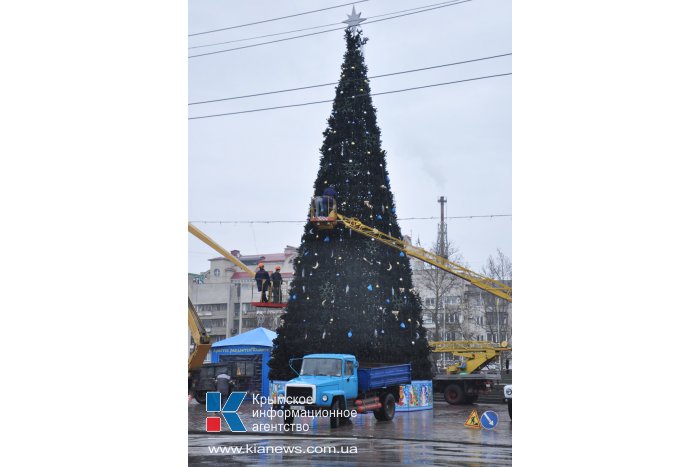 В Симферополе разбирают новогодние елки