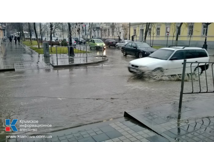 Дождь затопил улицы Симферополя