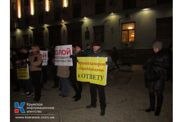 В Симферополе прошел митинг в поддержку власти