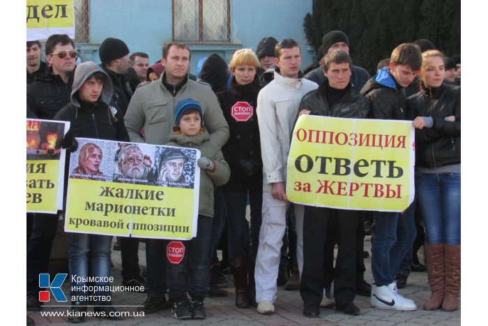 В Симферополе прошла акция против беспорядков в Киеве