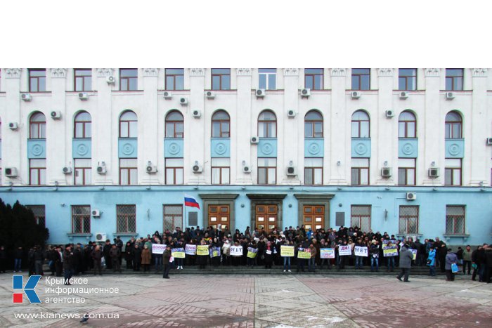 В Симферополе выстроили живую цепь на входе в Совмин 