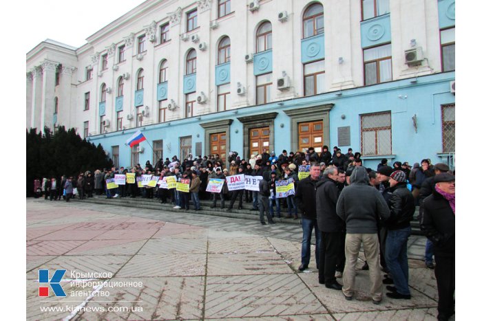 В Симферополе выстроили живую цепь на входе в Совмин 