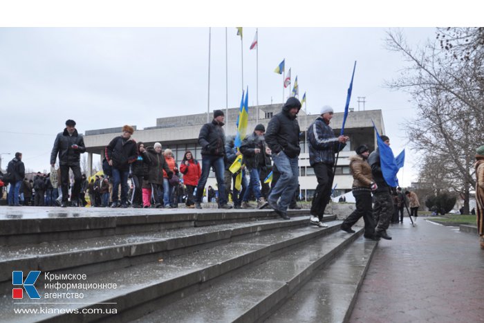 Около 2 тыс. крымчан отправились в Киев поддержать власть