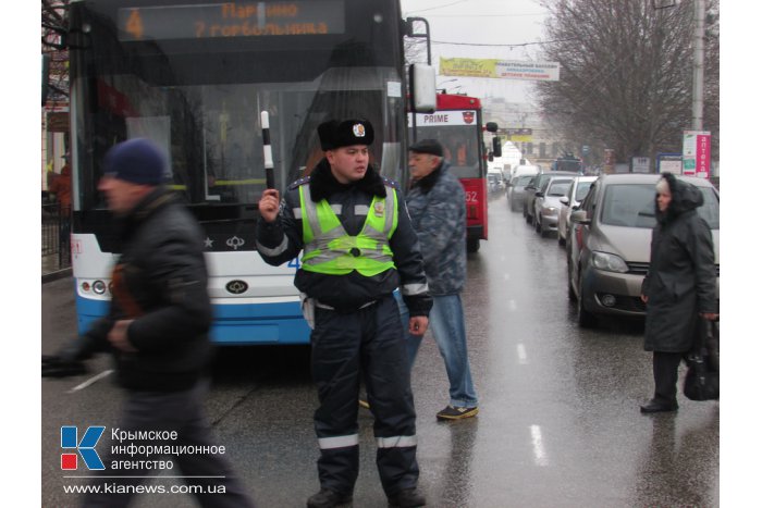 В Крыму осудили запрет Партии регионов и Компартии на западе страны