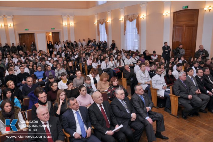 Крымские депутаты встретились со студентами-медиками в Симферополе
