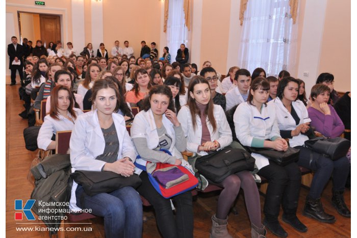 Крымские депутаты встретились со студентами-медиками в Симферополе