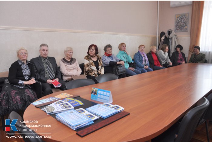 В Симферополе выпускники компьютерных курсов для пенсионеров получили сертификаты