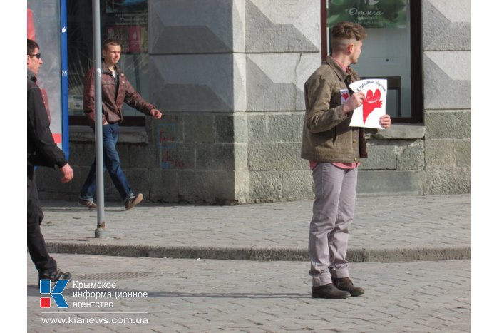 В Симферополе прошла акция «Счастливые объятия»