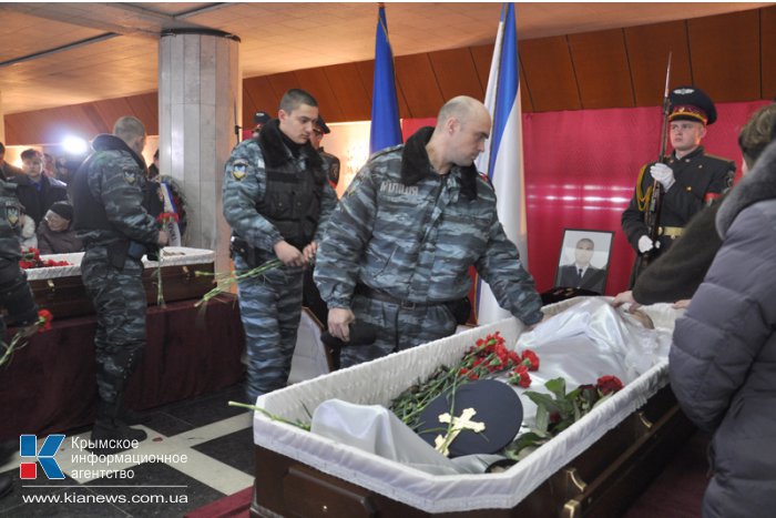В Симферополе простились с погибшими в Киеве правоохранителями