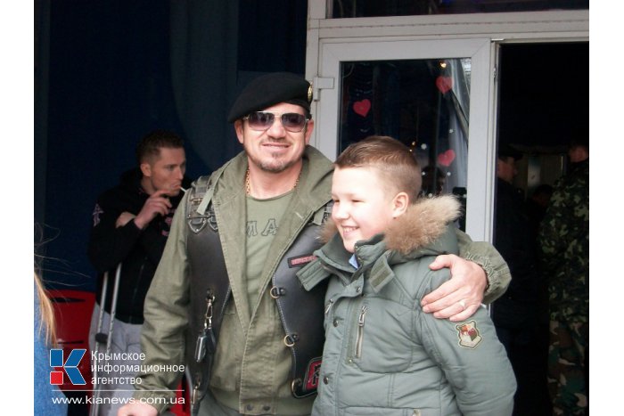 В Симферополе байкеры поздравили ветеранов с 23 февраля