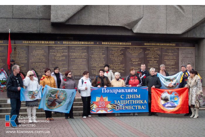 В Севастополе устроили массовое купание в море