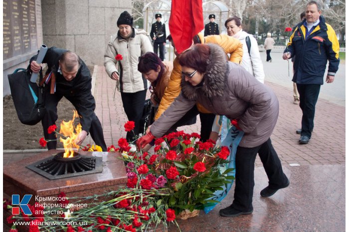 В Севастополе устроили массовое купание в море