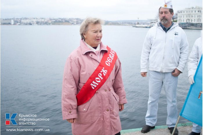 В Севастополе устроили массовое купание в море