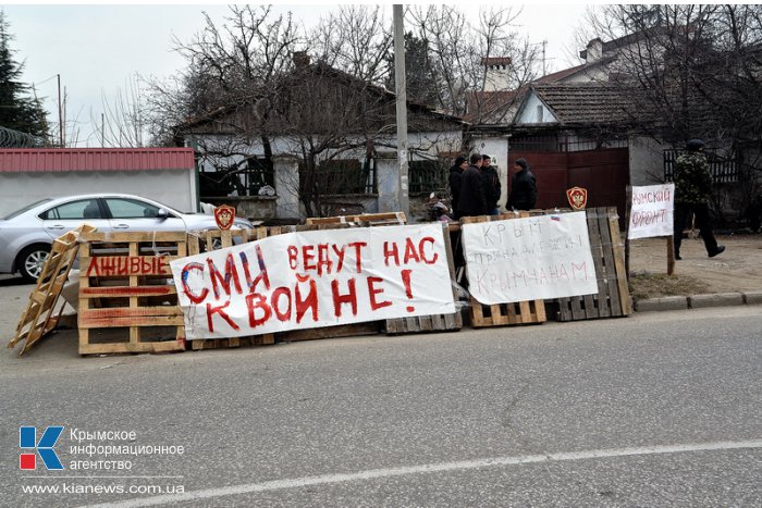 В Симферополе у места дислокации «Беркута» дежурят отряды самообороны