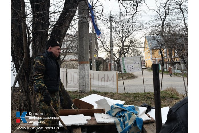 В Симферополе у места дислокации «Беркута» дежурят отряды самообороны