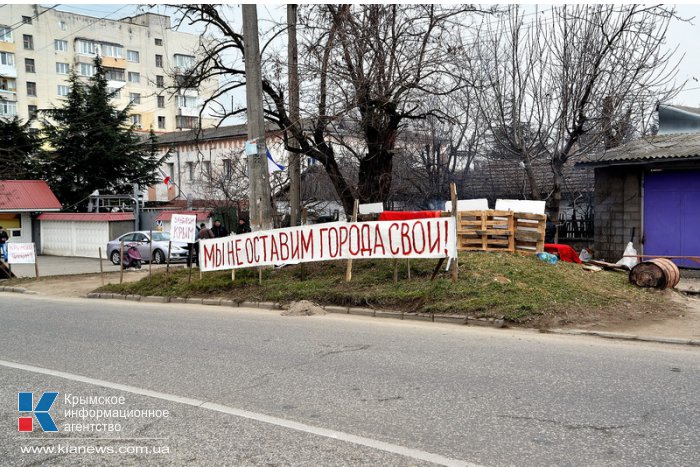 В Симферополе у места дислокации «Беркута» дежурят отряды самообороны