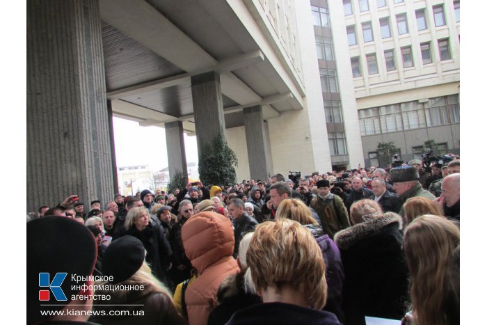 В Симферополе крымчане потребовали от власти сформировать свою позицию