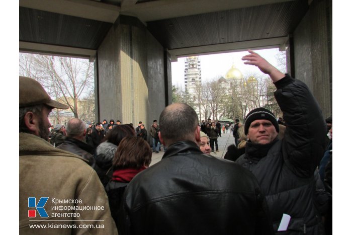 В Симферополе крымчане потребовали от власти сформировать свою позицию