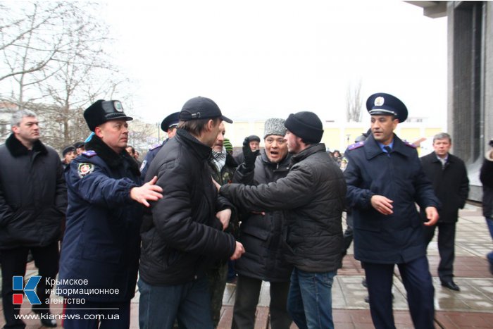 В Симферополе начался массовый митинг