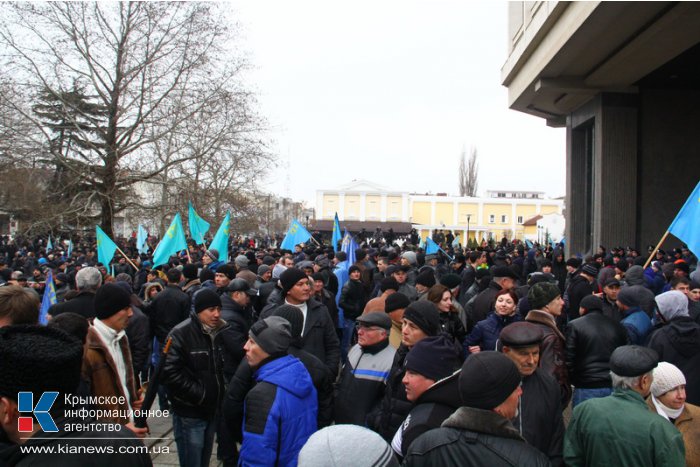 В Симферополе начался массовый митинг