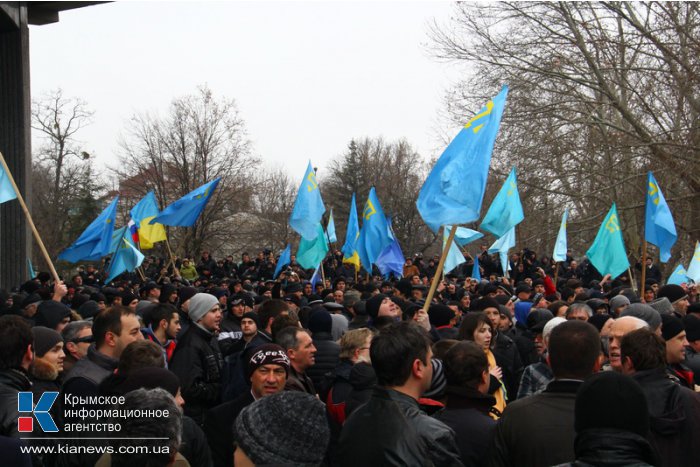 В Симферополе начался массовый митинг