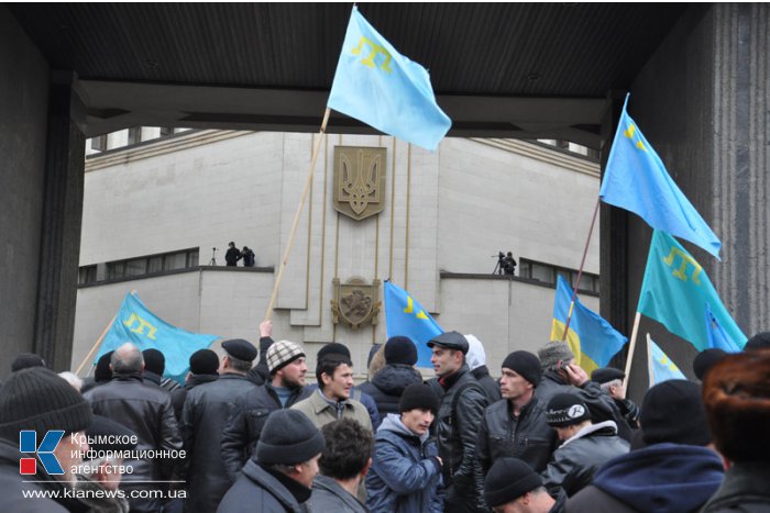 В Симферополе продолжается многотысячный митинг