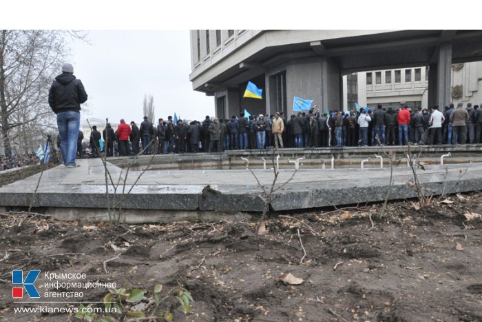 В Симферополе продолжается многотысячный митинг