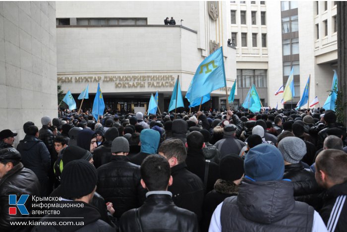 В Симферополе продолжается многотысячный митинг