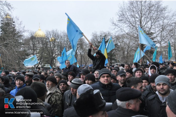 В Симферополе продолжается многотысячный митинг