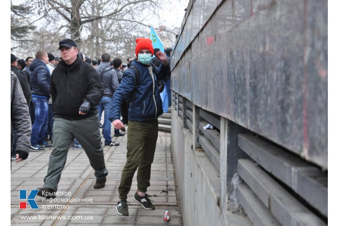 В Симферополе продолжается многотысячный митинг