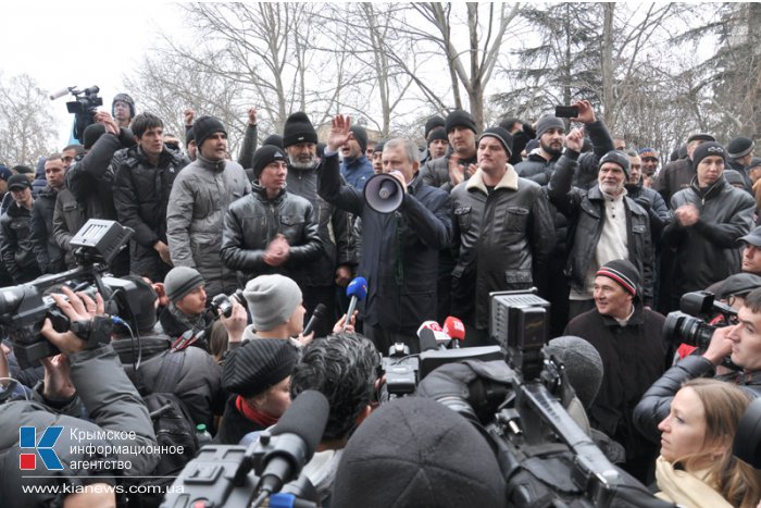 В Симферополе продолжается многотысячный митинг