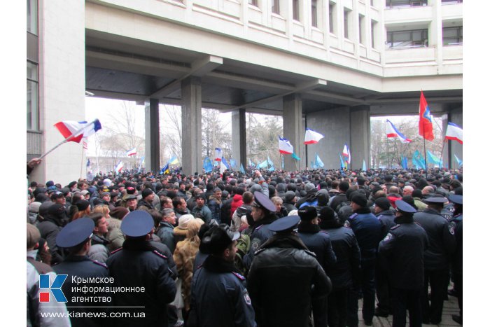 Участников митинга в Симферополе разделили живой цепью милиционеров