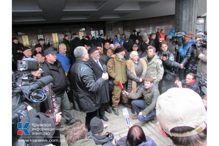 Участников митинга в Симферополе разделили живой цепью милиционеров