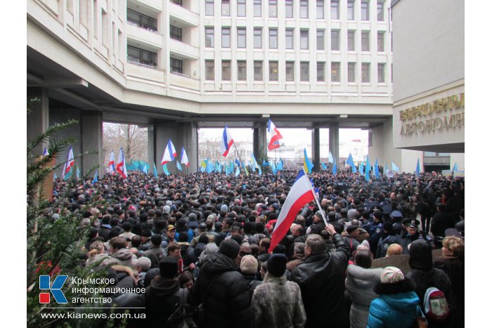 Участников митинга в Симферополе разделили живой цепью милиционеров