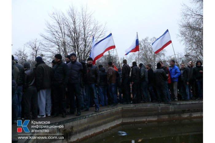 Протестующие в Симферополе пытались штурмовать здание парламента