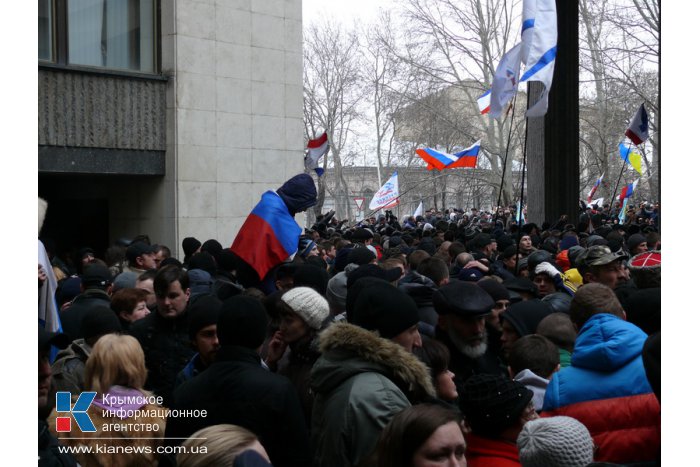 Протестующие в Симферополе пытались штурмовать здание парламента