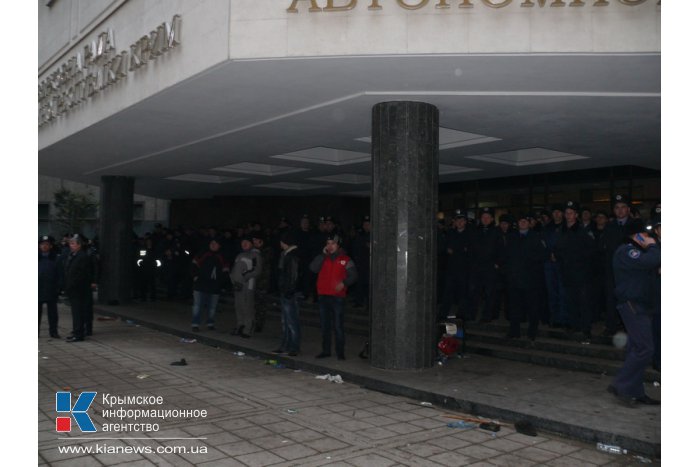 Протестующие в Симферополе пытались штурмовать здание парламента