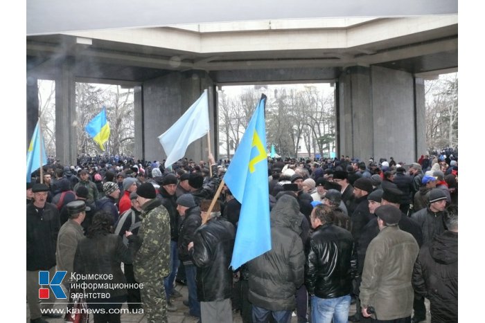 Протестующие в Симферополе пытались штурмовать здание парламента