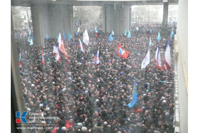 Протестующие в Симферополе пытались штурмовать здание парламента