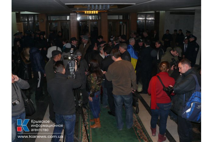 Участники митинга в Симферополе выбили двери в Верховную Раду Крыма