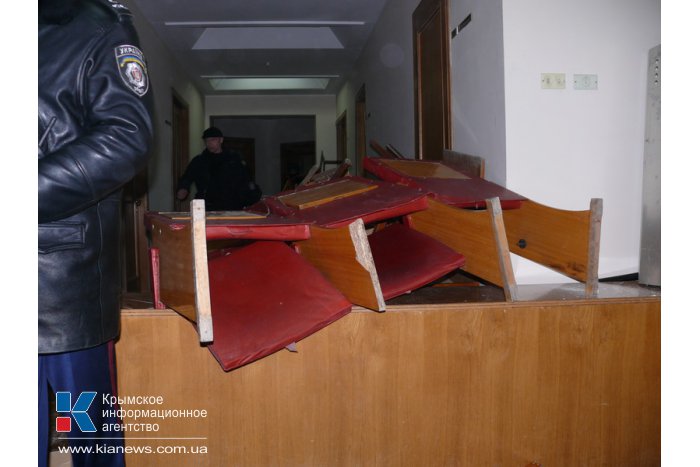 Участники митинга в Симферополе выбили двери в Верховную Раду Крыма