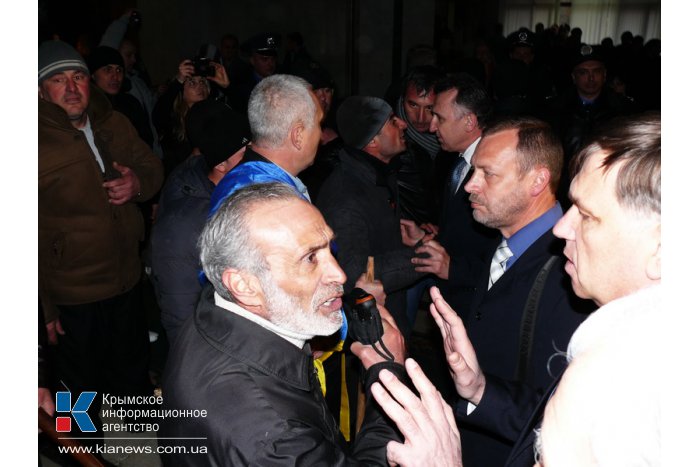 Участники митинга в Симферополе выбили двери в Верховную Раду Крыма