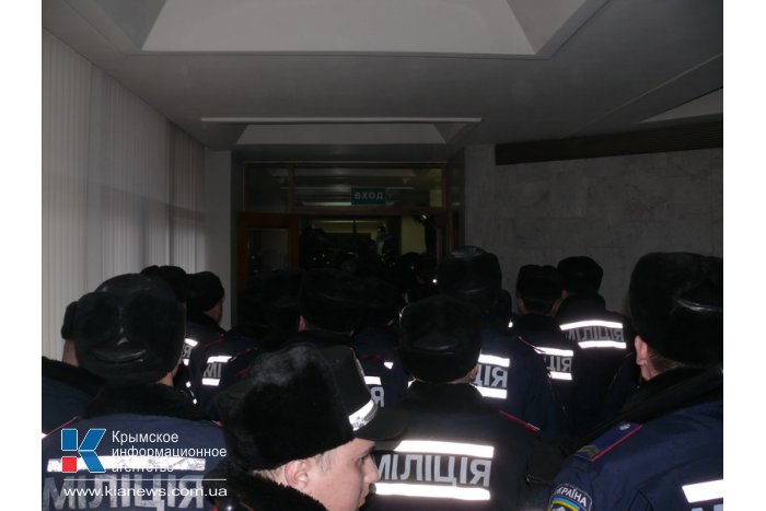 Участники митинга в Симферополе выбили двери в Верховную Раду Крыма
