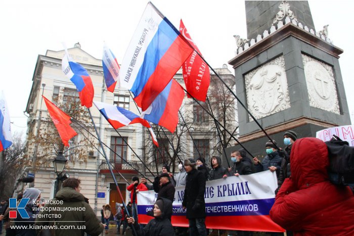 Под стенами парламента Крыма собрались пророссийские активисты