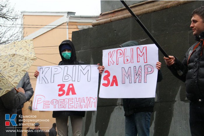 Под стенами парламента Крыма собрались пророссийские активисты