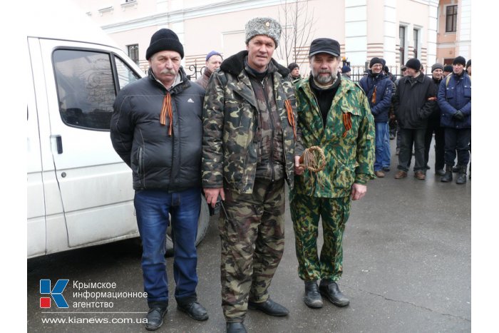 В Симферополе пикетчики заблокировали Представительство президента 