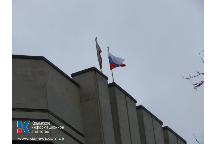 Над административными зданиями Крыма развеваются российские флаги